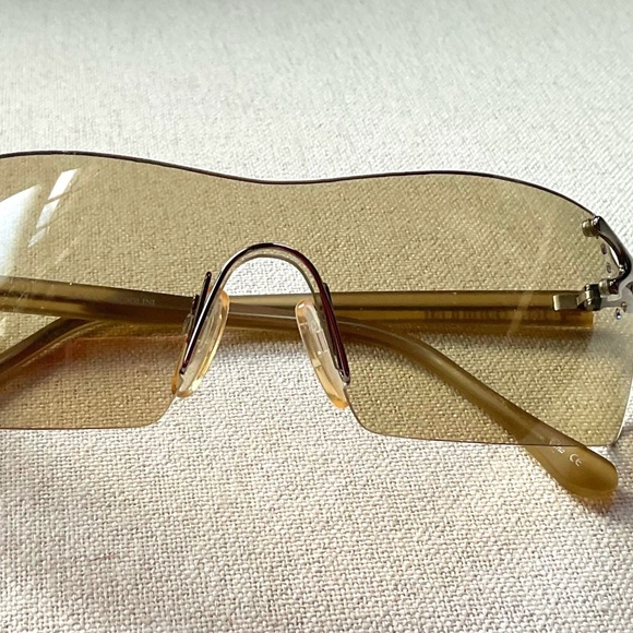 Enzo Angiolini gray sunglasses with crystal detail - Picture 1 of 3